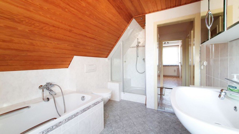 modernes Bad mit Wanne und Dusche Einfamilienhaus Kreischa OT Gombsen