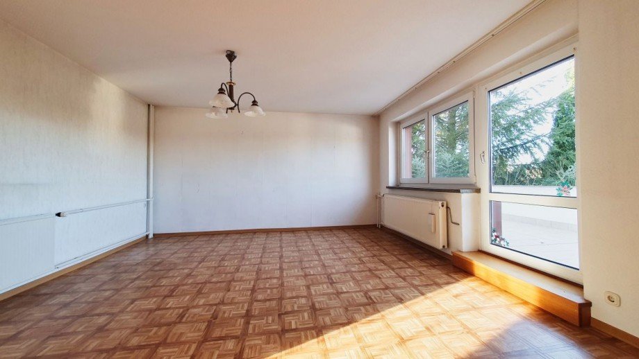 Gro�es Wohnzimmer mit Zugang zur 22 m� gro�en Terrasse Einfamilienhaus Kreischa OT Gombsen